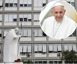 El Papa permanece ingresado en el Policínico Gemelli... a su entrada hay una imagen de Juan Pablo II anciano