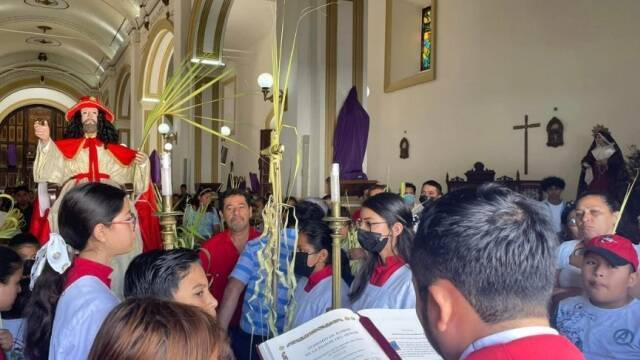 Bendición de los ramos en el atrio de Catedral San Pedro apóstol, en Matagalpa.