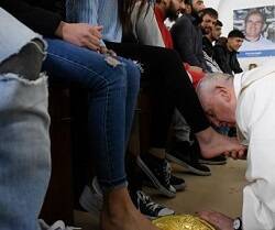 El Papa Francisco lavó los pies de 12 jóvenes internos en la cárcel juvenil de Casal del Marmo