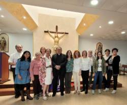 Voluntarios y asistentes de 40 Horas por la Vida y el obispo José Mazuelos. 