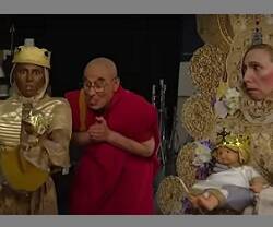 Parodias de la Virgen de Montserrat, la del Rocío, el Dalai Lama y el presidente andaluz Moreno Bonilla en Polònia, TV3