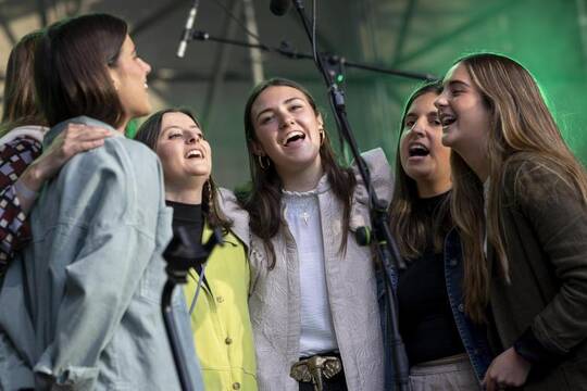 Cantantes de Hakuna en la Fiesta de la Resurrección en la Plaza Cibeles de Madrid - foto de Efe