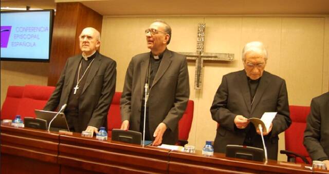 Los cardenales Osoro, Omella y Rouco en la oración inicial del encuentro de Conferencia Episcopal