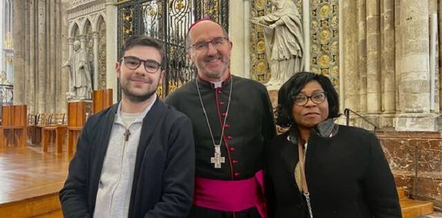 El joven Maxime, el obispo de Amiens y Sidonie cuentan su camino hacia el bautismo