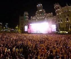 En la noche del sábado se sumaron más personas a la Fiesta de la Resurrección de la Plaza Cibeles de Madrid