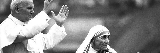 San Juan Pablo II y Santa Teresa de Calcuta son dos santos de las últimas décadas y ejemplos para los cristianos de hoy.