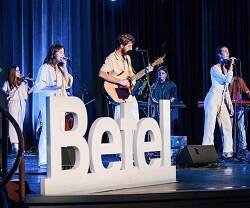 Betel es un encuentro católico de oración, música y testimonios en Barcelona de 18 a 35 años