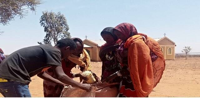 Reparto de suministros cerca de una parroquia de los espiritanos en el sur de Etiopía