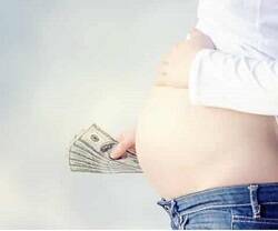 Una embarazada con billetes, símbolos del vientre de alquiler