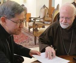 Los cardenales Tagle y O Malley firman un acuerdo