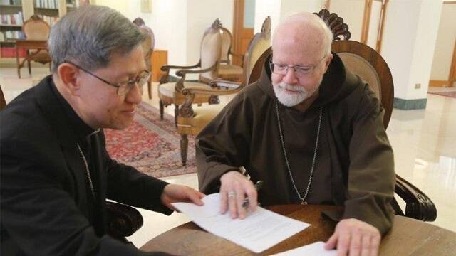 Los cardenales Tagle y O Malley firman un acuerdo