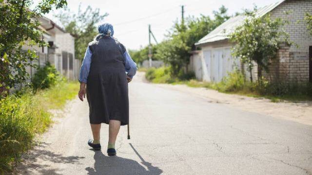 Anciana caminando.