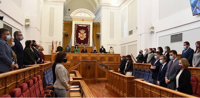 Un minuto de silencio en el Parlamento de Castilla La Mancha