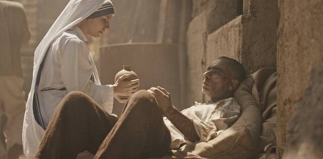 Una escena recrea una joven Madre Teresa cuando empieza a atender pobres y moribundos