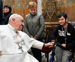 Francisco saluda a uno de los asistentes al acto en la iglesia de Santa Isabel de Hungría.