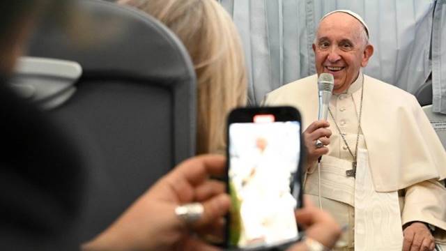 El Papa, en la rueda de prensa del avión a su regreso de Hungría.