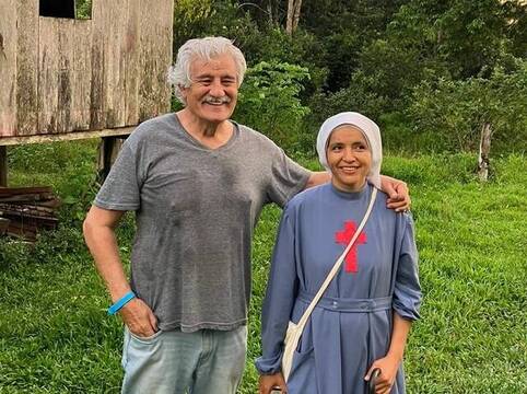 El ginecólogo y cooperante andaluz Rogelio Garrido con una joven religiosa en la Amazonia peruana 