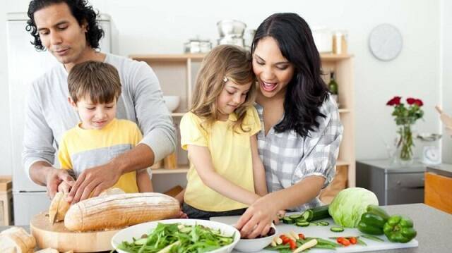 Que los padres e hijos compartan tareas es una forma de enseñar laboriosidad en familia