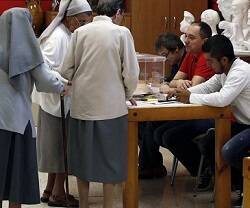 Unas monjas votan en Pamplona