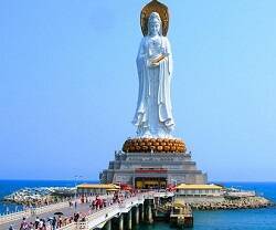 La estatua de 108 metros de la diosa o bodisatva Guanyin es el símbolo de una isla turística donde la Iglesia está resurgiendo