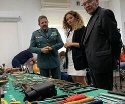 El obispo Sánchez Monge y la delegada del Gobierno Ainoa Quiñones contemplan objetos robados a iglesias