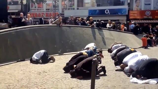 Rezo musulmán en una calle de Alemania.