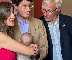 El alcalde de Valencia, Joan Ros, con dos compañeros de su partido, Compromís, en plena campaña electoral, convocan a la prensa al primer bautizo civil de la ciudad