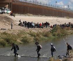 Migrantes en El Paso, en la frontera entre México y EEUU, donde se da una crisis migratoria y humanitaria