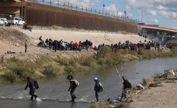 Migrantes en El Paso, en la frontera entre México y EEUU, donde se da una crisis migratoria y humanitaria
