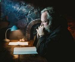 Un monje en una escena del documental Libres, de éxito en las salas de cine en España