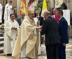 El cardenal Osoro entrega una de las reliquias de San Isidro a una hermandad sevillana.