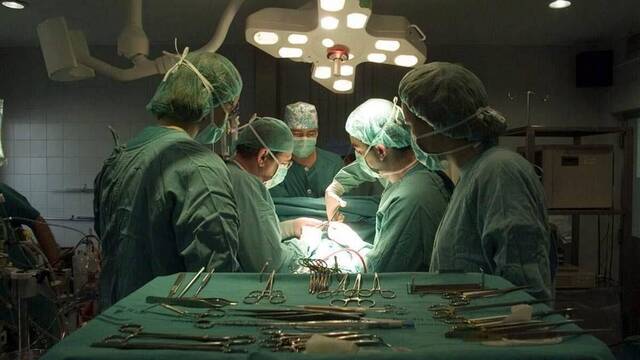 Médicos operando. 