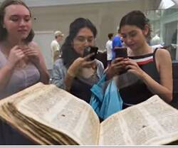 Unas jóvenes admiran el Códice Sassoon, una Biblia hebrea completa del s.X
