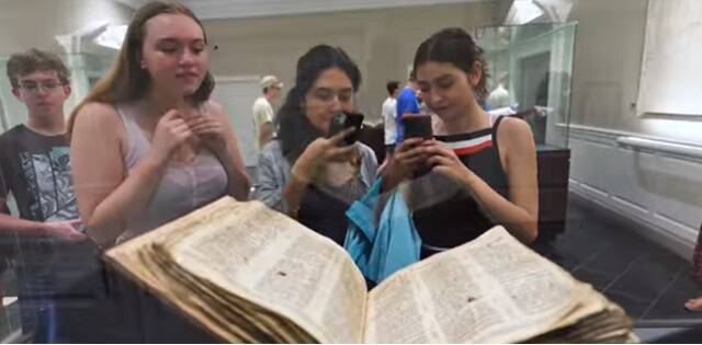 Unas jóvenes admiran el Códice Sassoon, una Biblia hebrea completa del s.X