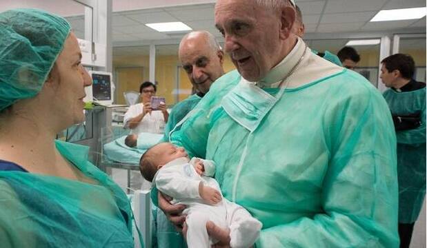 El Papa Francisco visitó en 2016 una planta de neonatología y bendijo y sostuvo varios bebés