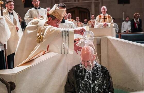 El arzobispo Vigneron bautiza al informático Brian Mull