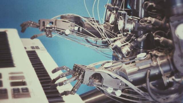 Robot tocando el piano.