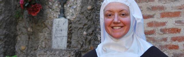 La Hermana Beatriz de la Cruz posa sonriente en el Carmelo de Ponzano en Madrid