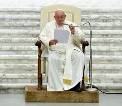 El Papa ha recibido en audiencia a directores, guionistas, escritores y poetas, a los que ha hablado de la misión que tienen / Foto: Vatican Media