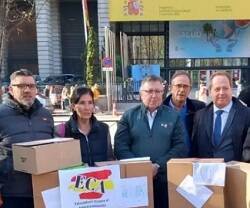 Una de las entregas de firmas contra la Ley de Familias de Podemos... se recogieron más de 72.000