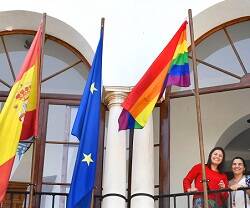 El Ayuntamiento de Osuna, con la bandera de todos los españoles y otra bandera, de un lobby ideológico, que representa solo a sus militantes
