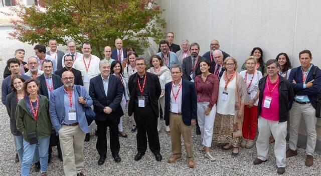 Una foto de grupo del primer encuentro de  la Sociedad de Científicos Católicos en Pamplona en 2022