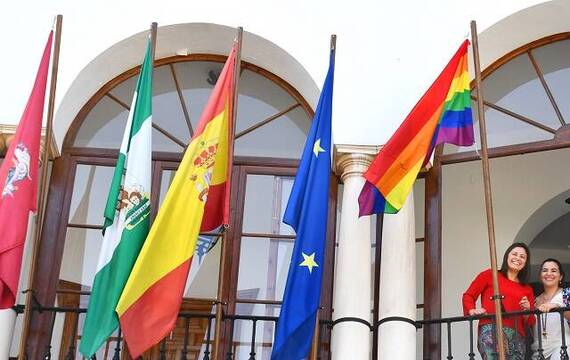 El Ayuntamiento de Osuna, con la bandera de todos los españoles y otra bandera, de un lobby ideológico, que representa solo a sus militantes