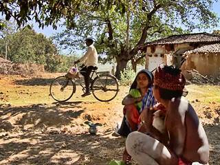 Leos y su bicicleta: catequista en la India