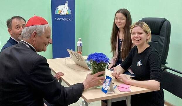 El cardenal Zuppi visita en Kiev la sede de la Comunidad de San Egidio