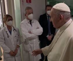 Papa Francisco con médicos. 