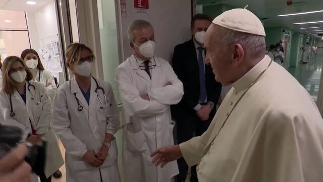 Papa Francisco con médicos. 