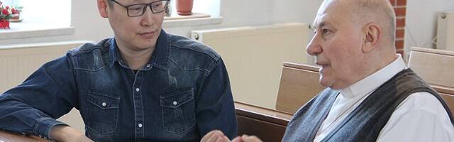 El padre Jozef Toth habla con un periodista yakuto en Yakutsk... 