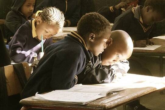 Niños en el aula estudiando