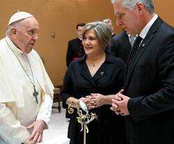 El Papa Francisco recibe al presidente y dirigente comunista cubano Díaz-Canel y su esposa